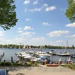 Yacht- , und Reisemobilhafen Historisches Fährhaus Wendenschloss