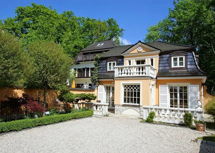 Yacht- , und Reisemobilhafen Historisches Fährhaus Wendenschloss