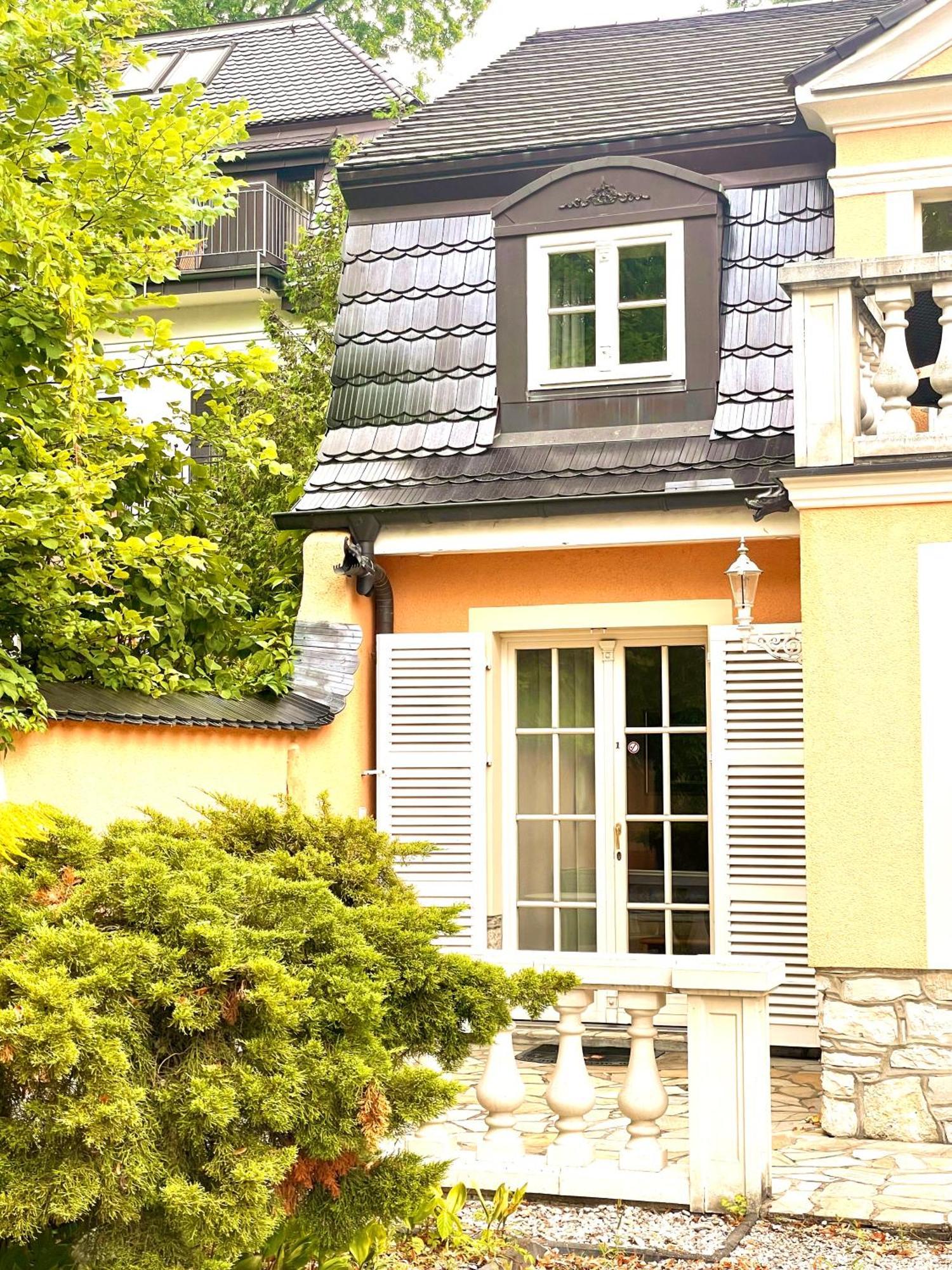 Lodge Yacht- , Und Reisemobilhafen Historisches Fährhaus Wendenschloss