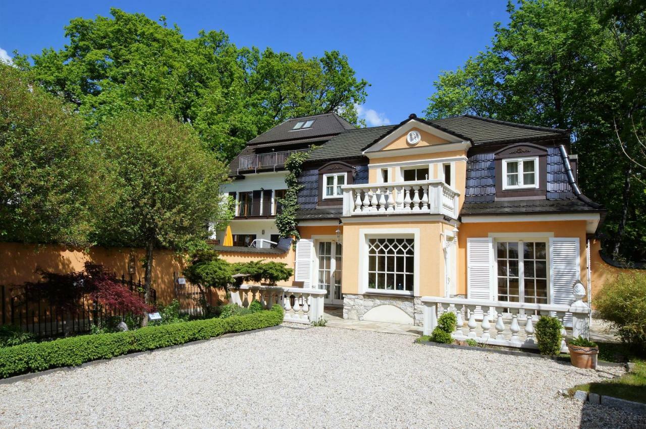 Lodge Yacht- , Und Reisemobilhafen Historisches Fährhaus Wendenschloss